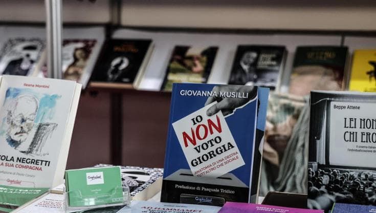 Più libri più liberi, funzionario della Regione Lazio fa rimuovere libro contro Meloni dallo stand. “Avviati accertamenti”