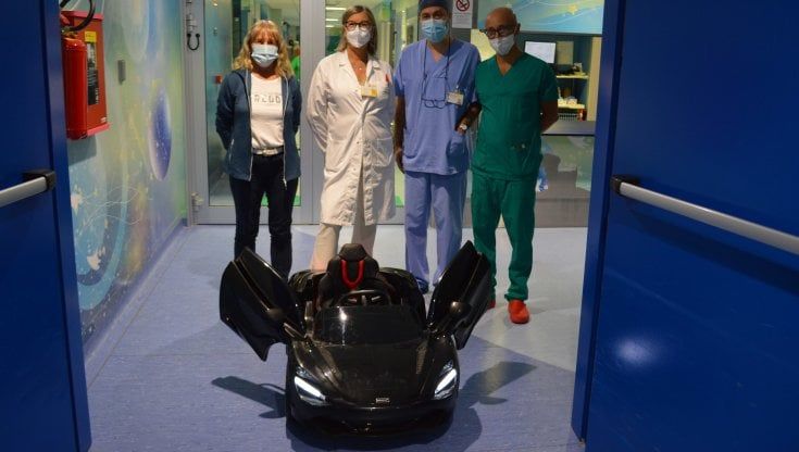 Una mini supercar per accompagnare i bambini in sala operatoria: così a Varese si cerca di far superare la paura degli interventi