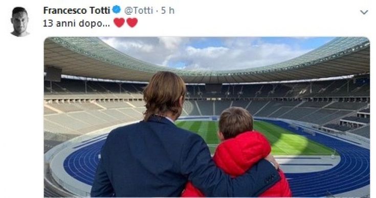 Due cuori per la Coppa del mondo 2006, Totti con il figlio nello stadio di Berlino