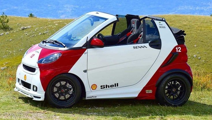 Quella Smart colorata come la F1 di Senna
