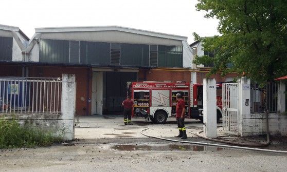 Incendio in una fabbrica di verniciatura, 30 pompieri al lavoro