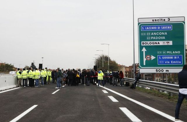 Bologna, riaperti tangenziale e raccordo dopo l'esplosione del 6 agosto. L'ad di Autostrade: "Molti non lo credevano possibile in due mesi"