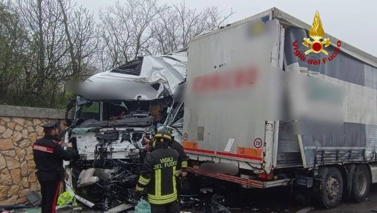 Frontale tra mezzi pesanti sulla Potenza-Melfi: un morto e un ferito grave