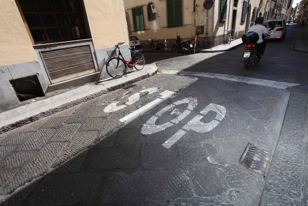 Via de'Pepi, lo Stop di nuovo scolorito: "Colpa dello smog"