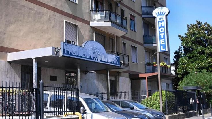 Il giallo della donna precipitata dal balcone dell’hotel: si cerca l’uomo che era con lei in stanza