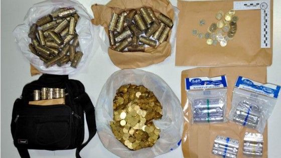 Dipendente del parcheggio ruba gli incassi e denuncia il furto: le monetine nel congelatore di casa