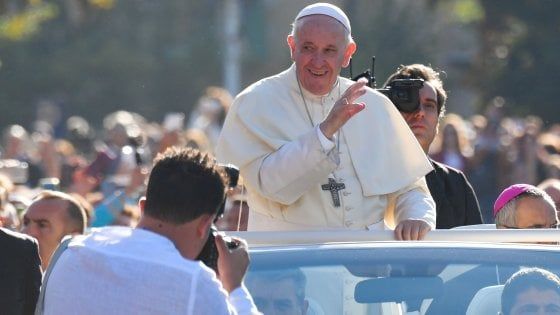 Il Papa in Sicilia: "L'unico populismo possibile è quello cristiano" 