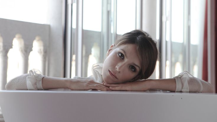 Isabella Ragonese: "Volevo scappare, poi mi hanno spinta sul palco"