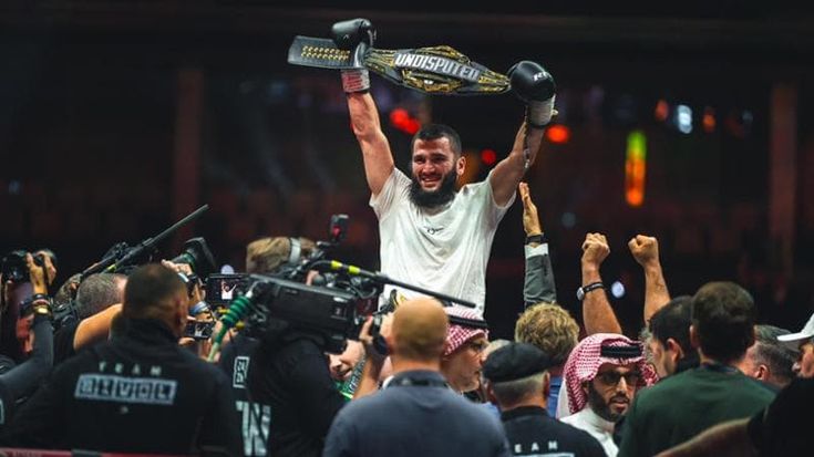 Beterbiev batte Bivol, il leone ceceno a 39 anni diventa unico re dei mediomassimi
