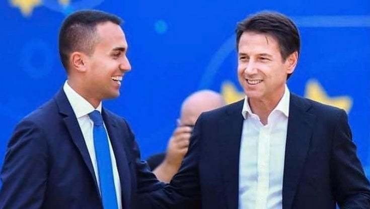Dramma, farsa o commedia tragica: il tramonto dei cinquestelle passati dal "vaffa" alla pochette a tre punte
