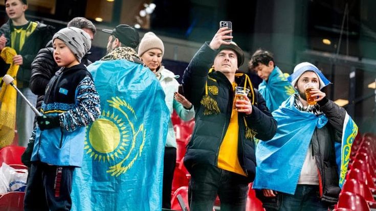 Dieci tifosi dal Kazakistan in Danimarca: e il Copenaghen li premia facendoli sfilare in campo