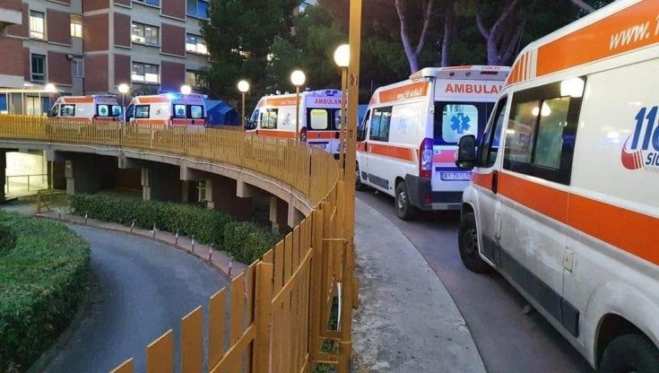 Partinico, il Covid hospital al limite: lunghe file di ambulanze al pronto soccorso 