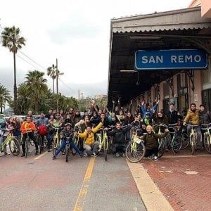 La band "Gli Eugenio in Via di Gioia" arriva al teatro Ariston in bicicletta