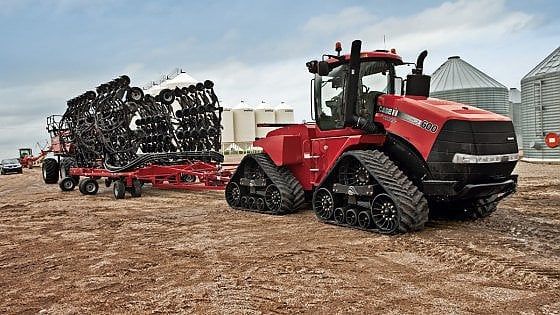 Piazza Affari brinda ai conti Cnh, debito ancora giù