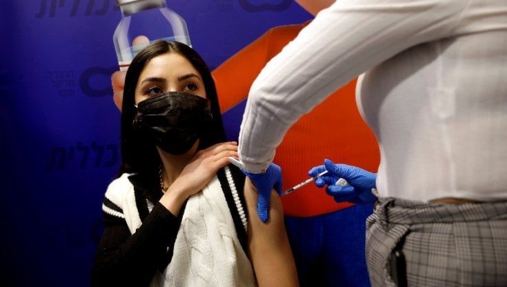Coronavirus, Israele va verso l'immunità di gregge