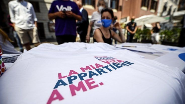 Via alla firma digitale per i referendum. In tre ore 18 mila adesioni al quesito sull'eutanasia 