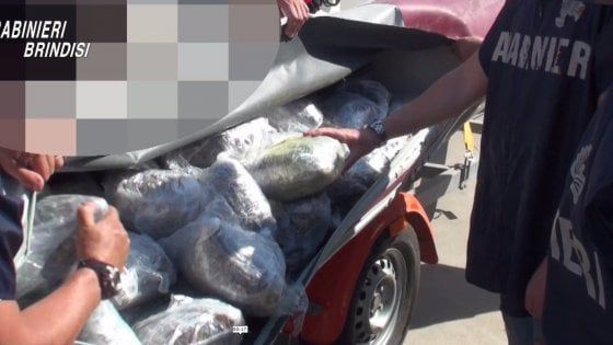 Brindisi, 250 chili di marijuana nascosti all'intorno di un gommone: sei arresti