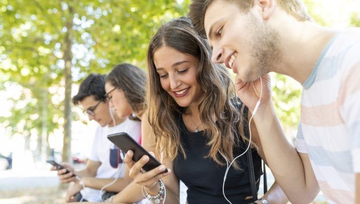 Audiolibri e podcast appassionano gli italiani: due persone su tre li ascoltano regolarmente