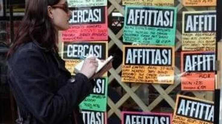 Emergenza casa: a Milano il 76% del reddito è per l’affitto: l’incontro con la generazione sospesa