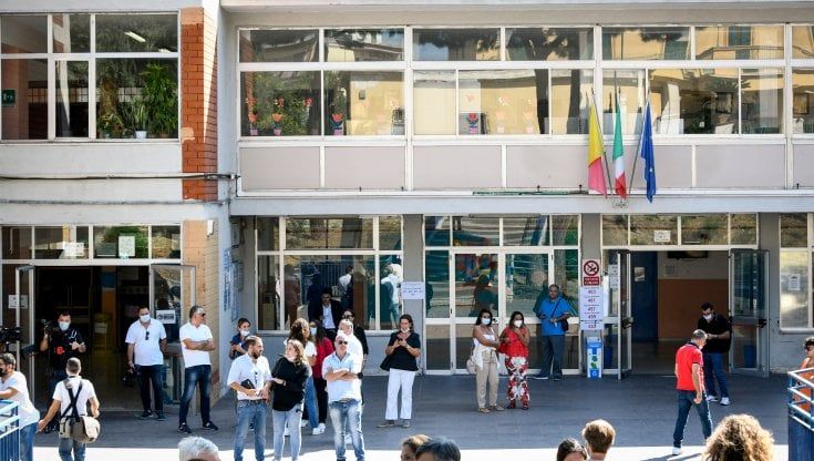 Elezioni a Napoli: caffè, jogging e telefonate, l'attesa dei candidati sindaco