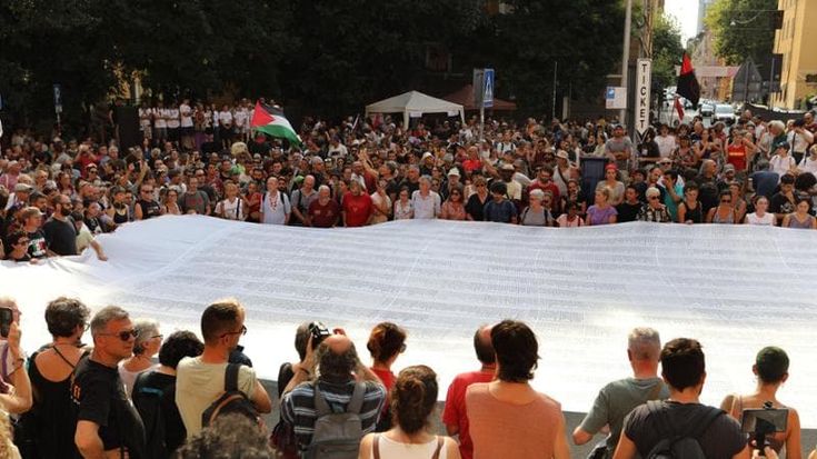 Il G8 25 anni dopo, in piazza Alimonda il ricordo di Carlo Giuliani diventa memoria per Fakir e Gaza