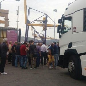 Caos porto, protesta dei residenti: bloccato il traffico in via dell'Arsenale