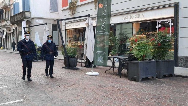 Parma, cerca di abbattere a spallate la porta di un bar in centro 