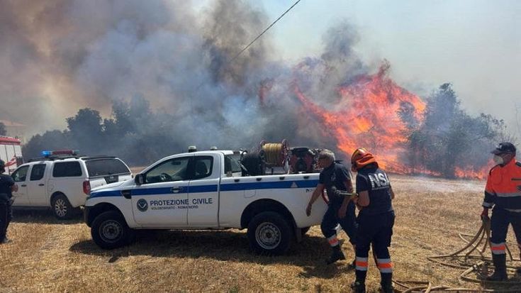 Maxi incendio tra Roma e Fiumicino, strade chiuse e bus deviati