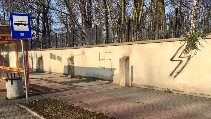 Auschwitz, svastiche sul muro del cimitero della città. "Per fortuna subito cancellate"