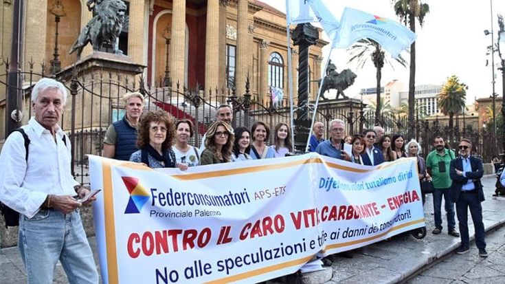 Protesta in piazza per il caro prezzi “I partiti dove sono?”