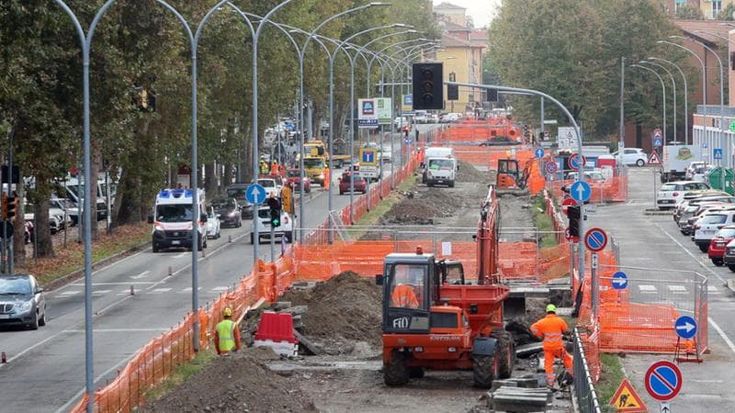Il cantiere di via Repubblica, tutti fermi aspettando il tram: “Muoversi è una corsa a ostacoli”