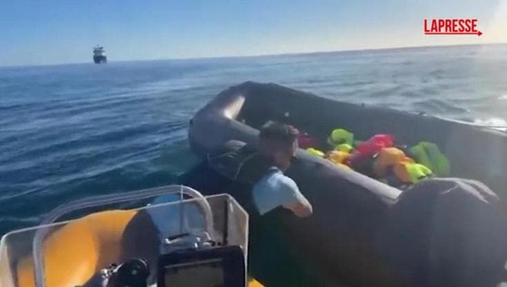 Gb, attivista di estrema destra squarcia il gommone dei soccorritori che salvava migranti: il video
