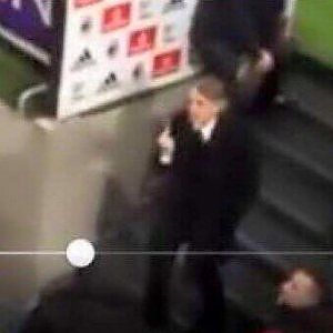 Milan- Inter, nerazzurri nel tunnel: Mancini espulso mostra il dito medio, calciatori a confronto con ultrà