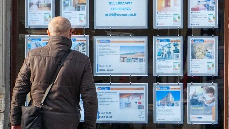 Torino nella morsa dell'emergenza casa, 26 mila famiglie ne sognano una. E 50 mila sono vuote