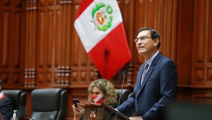 Perù, il presidente Vizcarra destituito dal Parlamento con l'accusa di corruzione. Al suo posto giura Manuel Merino