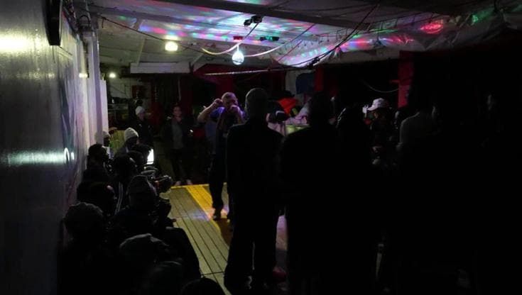 Il concerto del rapper Kento a bordo di Ocean Viking