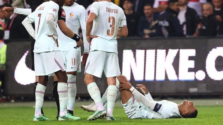 Mbappé, lesione tendinea al ginocchio: non giocherà a Parigi contro l’Italia