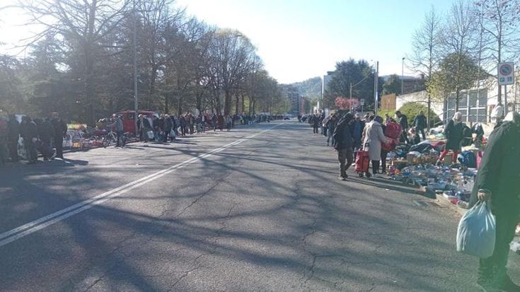 Il Barattolo è chiuso per legge i venditori fanno affari per strada ora il Pd chiede di rivedere le regole