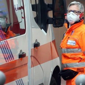 Bologna, perde il controllo della moto e scivola nella scarpata: muore 51enne