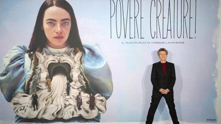 Parata di vip all’anteprima di “Povere creature” con Dafoe che arriva per ultimo e saluta tutti