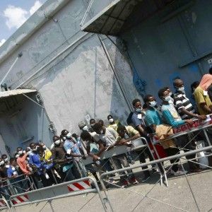 Salerno, sbarcano mille profughi De Luca: "Siamo al punto limite"