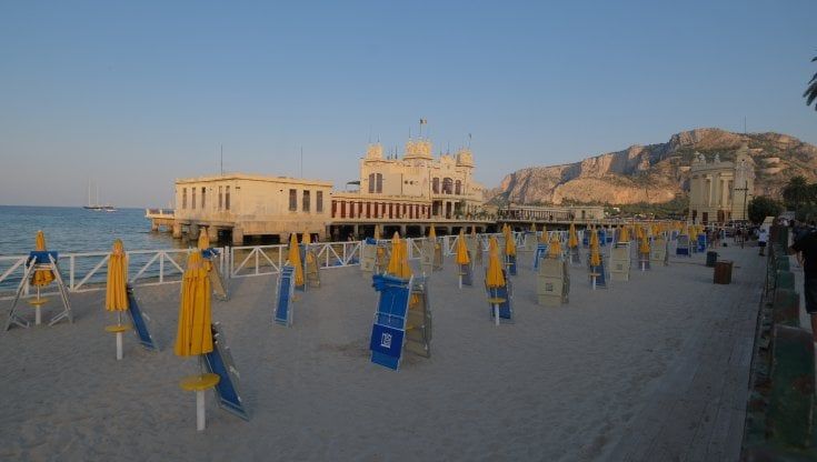 Mare di Mondello inquinato, il Comune vieta la balneazione da Valdesi all'Addaura
