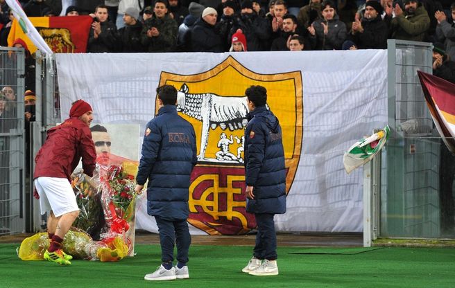 Ritratto e fiori sotto la Curva Sud<br />La Roma ricorda Amadei