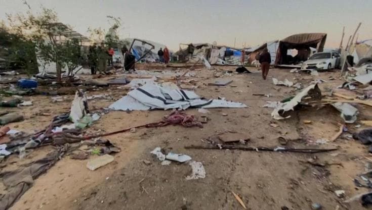 Le immagini del campo profughi nel sud della Striscia di Gaza colpito dal raid di Israele