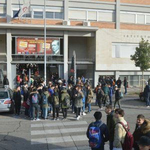 Bari, liceo al buio per un black out: gli studenti del Marconi costretti a tornare a casa 