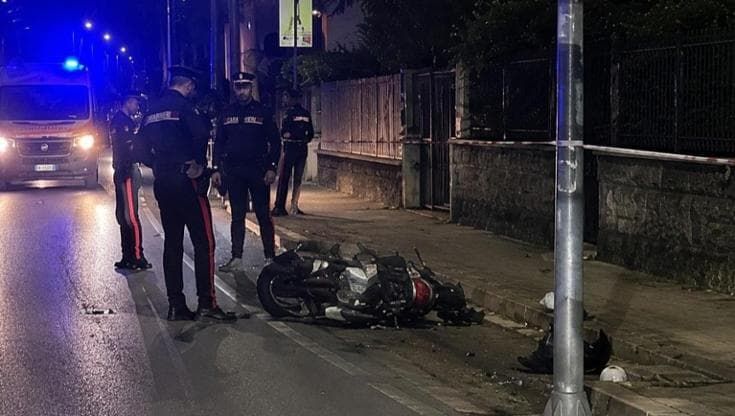 Ancora un incidente mortale nel Napoletano: fatale schianto in scooter contro palo della luce