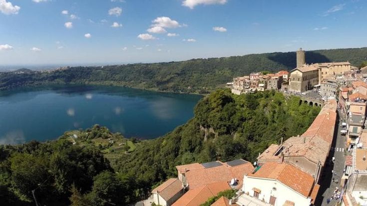 Nemi, cade dall’albero e un ramo le si conficca nel petto: grave donna di 37 anni