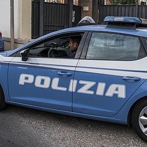 Polizia davanti alle scuole. I presidi: "Non è un gran deterrente, insegniamo ai ragazzi a non drogarsi"