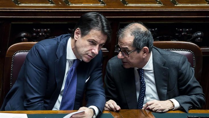Salvini e 5S contro Tria, ma il Colle: ora basta attacchi. E slitta il decreto crescita