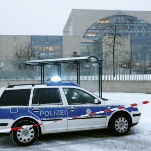 Germania: isolato l'ufficio di Angela Merkel per un pacco sospetto, polizia: "nel plico non c'era nulla"